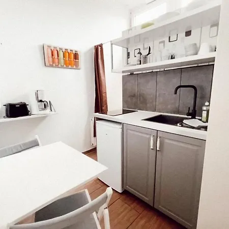 Linden Mit Ladestation Fuer E-auto