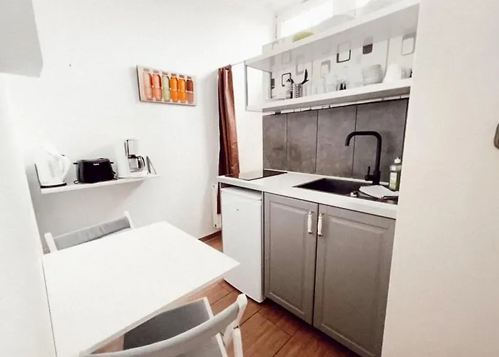 Linden Mit Ladestation Fuer E-auto